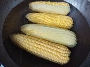 放入冷水锅中，水里加少许盐