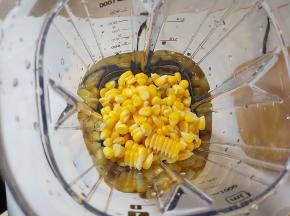将玉米粒倒入破壁机搅拌杯中