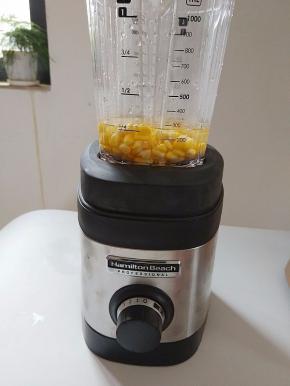 将搅拌杯固定在主机底座上