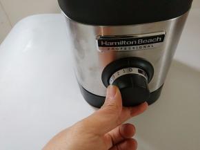 破壁机接通电源，启动破壁机，开最高档，或者用脉冲点动模式，打磨至自己喜欢的细腻程度