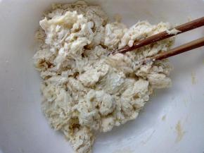 1.混合除黄油以外所有材料，夏季需要使用冰水，冰蛋液，以降低面温。冬季可以使用温水融化酵母来进行揉面。