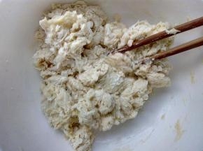 1.混合除黄油以外所有材料，夏季需要使用冰水，冰蛋液，以降低面温。冬季可以使用温水融化酵母来进行揉面。