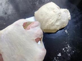 用搓揉的方式和成面团可以抻出厚膜。面包机厨师机同样操作相同。