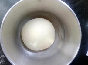 容器底部抹一层薄油，把揉好的面团放进入进行第一次发酵。第一次发酵适宜温度不超过28度，夏季可以用室温发酵。