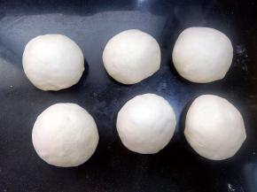 依次滚圆，用保鲜膜盖好，松驰15分钟。准备好馅料，然后从第一个滚圆的开始包。