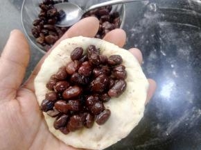 包入约20g红豆，如果喜欢馅多的，也可以多加一点。底部收好口，像捏包子一样收口的，包好后就很圆了，如果不圆，滚圆就可以。