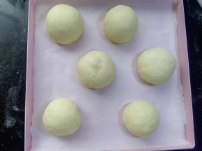 全部包好，放入烤盘中，放入温暖湿润处进行第二次发酵，也可以放烤箱发酵，在烤箱里放一碗温水，不用开发酵档，提升温度和湿度。