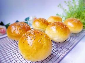 .出炉后端烤盘在桌面上轻震几下，震出内部热气，放在晾网上，冷却后装袋密封保存，超软超好吃哦！