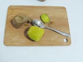 奇异果清洗干净，切掉两头，然后用勺子沿着果皮转一圈，就可以取出完整的果肉