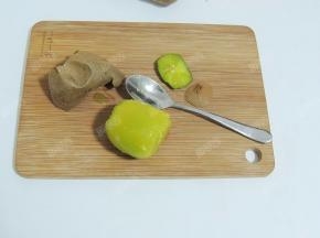 奇异果清洗干净，切掉两头，然后用勺子沿着果皮转一圈，就可以取出完整的果肉