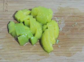 然后将奇异果果肉切成小块