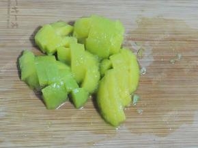 然后将奇异果果肉切成小块