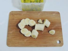 香蕉去皮切成小段，和奇异果一起放入冰箱冷冻至硬