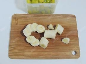 香蕉去皮切成小段，和奇异果一起放入冰箱冷冻至硬