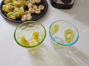 另取一个奇异果，将靠近中间的部分切薄片，贴在杯壁上备用