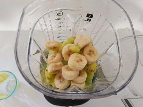 将冻硬的奇异果和香蕉碎块一起放入破壁机中