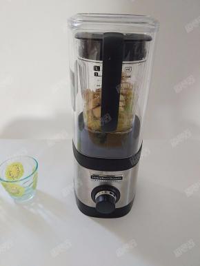 加入适量蜂蜜，启动破壁机，开最高档，或者用脉冲点动模式，待杯体中的水果变得细腻即可停止