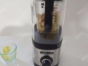 加入适量蜂蜜，启动破壁机，开最高档，或者用脉冲点动模式，待杯体中的水果变得细腻即可停止