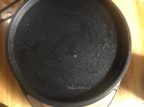 接着预热好的电饼铛下盘刷上玉米油加热，再放入擀好的面片
