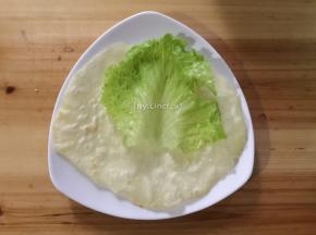 接着放生菜叶放到饼上方
