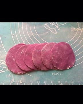 将每6个圆形面片半叠加在一起，用筷子在中间压出痕迹（如图）
