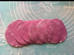 将每6个圆形面片半叠加在一起，用筷子在中间压出痕迹（如图）
