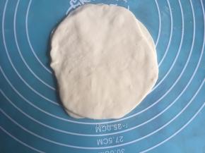 再擀出另一片面片，然后叠在一起