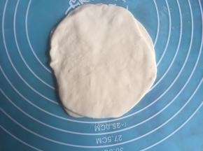 再擀出另一片面片，然后叠在一起