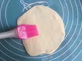 在擀开的面片上抹上玉米油
