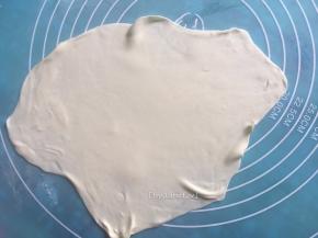 将叠好的两片面片一起擀成又大又薄的面片
