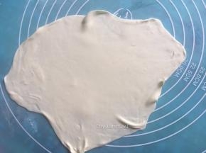 将叠好的两片面片一起擀成又大又薄的面片
