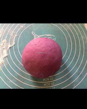 拿出洒上些面粉揉，排气
