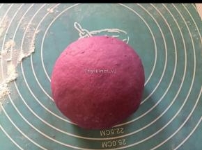 拿出洒上些面粉揉，排气
