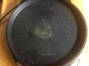 烙完饼后电饼铛180度放平，重新放入食用油烧热