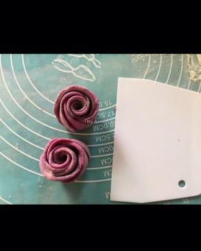 用刀沿线处切成两半
