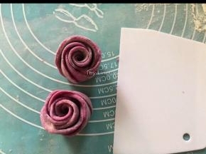 用刀沿线处切成两半
