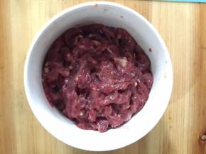 用手抓匀后腌制片刻备用
