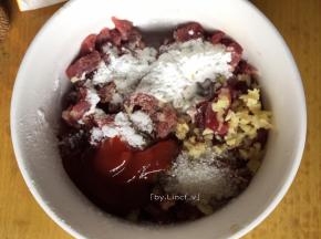 切好的牛肉条加盐、姜末、料酒、糖、玉米淀粉、番茄酱、黑胡椒粉等调料
