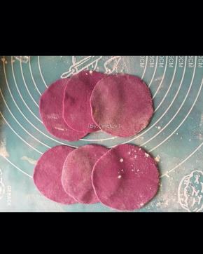 把每6个小段揉成圆球形后压扁，用擀面杖擀成圆形面片
