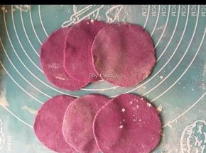 把每6个小段揉成圆球形后压扁，用擀面杖擀成圆形面片
