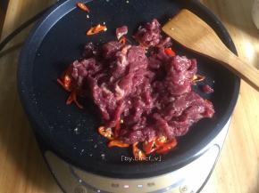 加入腌制好的牛肉翻炒
