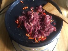 加入腌制好的牛肉翻炒
