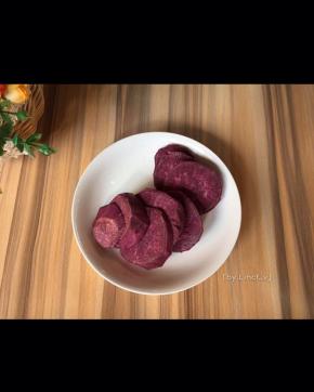 先将紫薯去皮洗净后放入蒸锅里蒸熟
