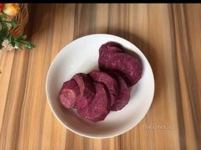 先将紫薯去皮洗净后放入蒸锅里蒸熟
