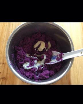 加入适量的炼奶搅拌均匀
