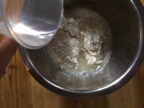 面粉里加入盐和水揉成光滑面团（不同面粉吸水性不同，可根据实际情况调整水的用量）
