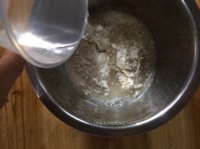 面粉里加入盐和水揉成光滑面团（不同面粉吸水性不同，可根据实际情况调整水的用量）
