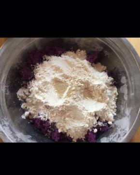 加入酵母、加入少许温水
