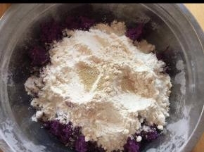 加入酵母、加入少许温水
