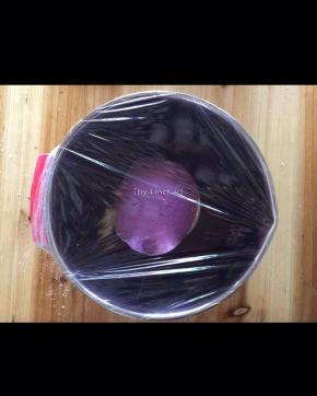 将面团放入盆中，盖上保鲜膜进行发酵
